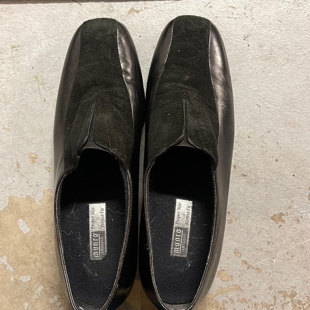 Size 8 WOMENS Munro shoe